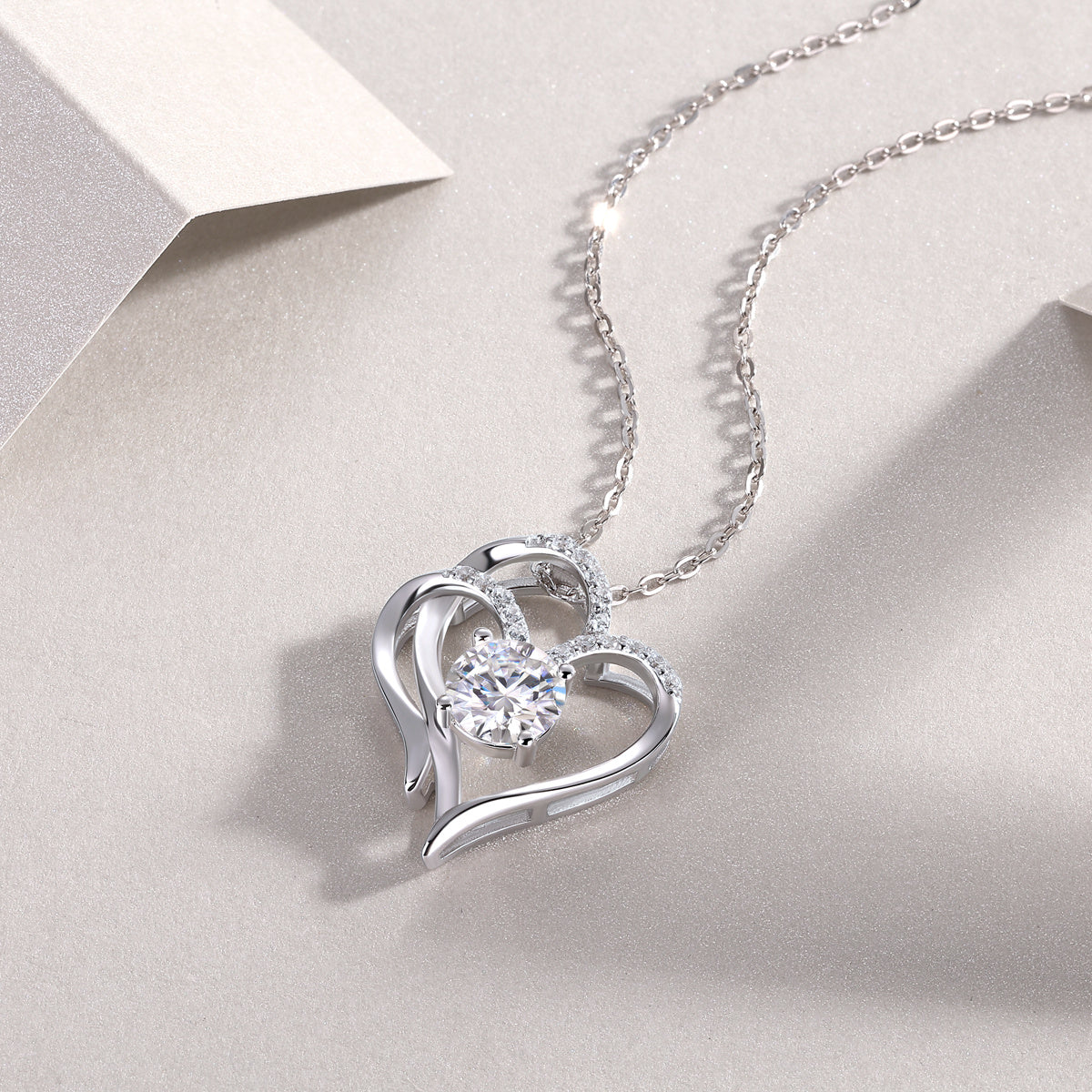 Cuore a cuore - Un ciondolo con diamanti alla moda e lussuoso...