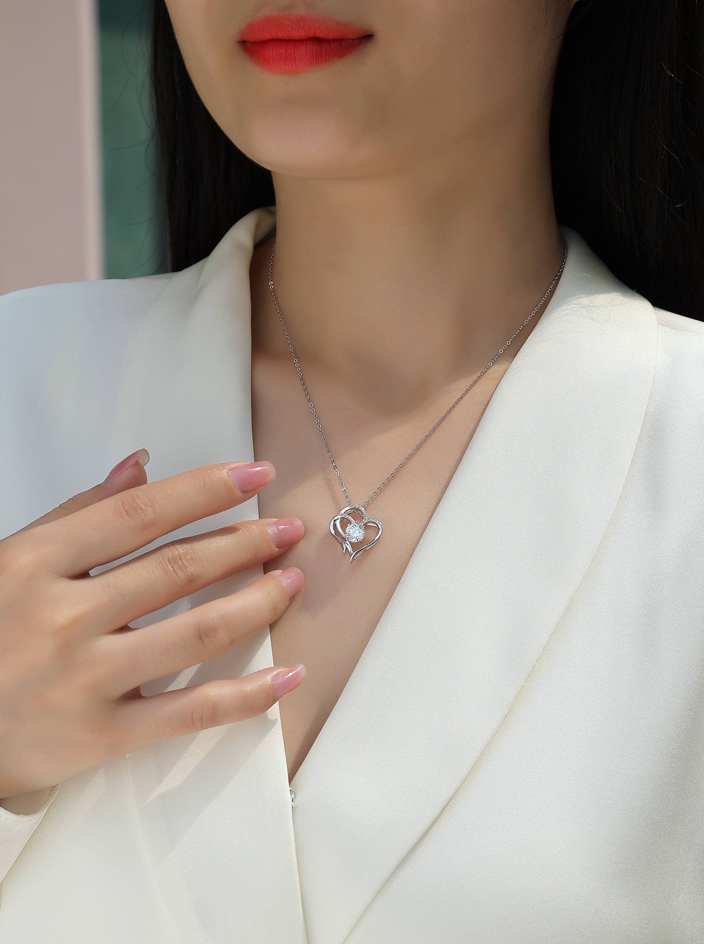 Cuore a cuore - Un ciondolo con diamanti alla moda e lussuoso...
