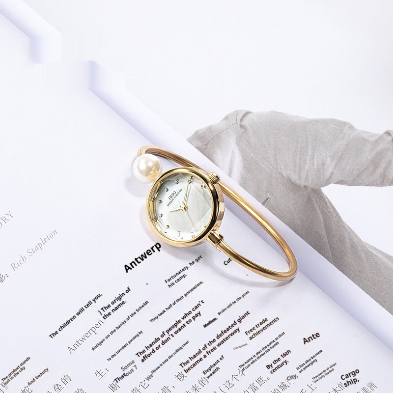 Orologio da donna con bracciale e superficie a conchiglia e perla