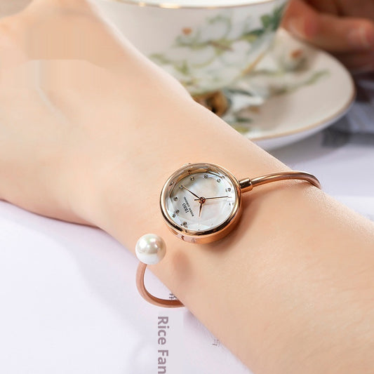 Orologio da donna con bracciale e superficie a conchiglia e perla
