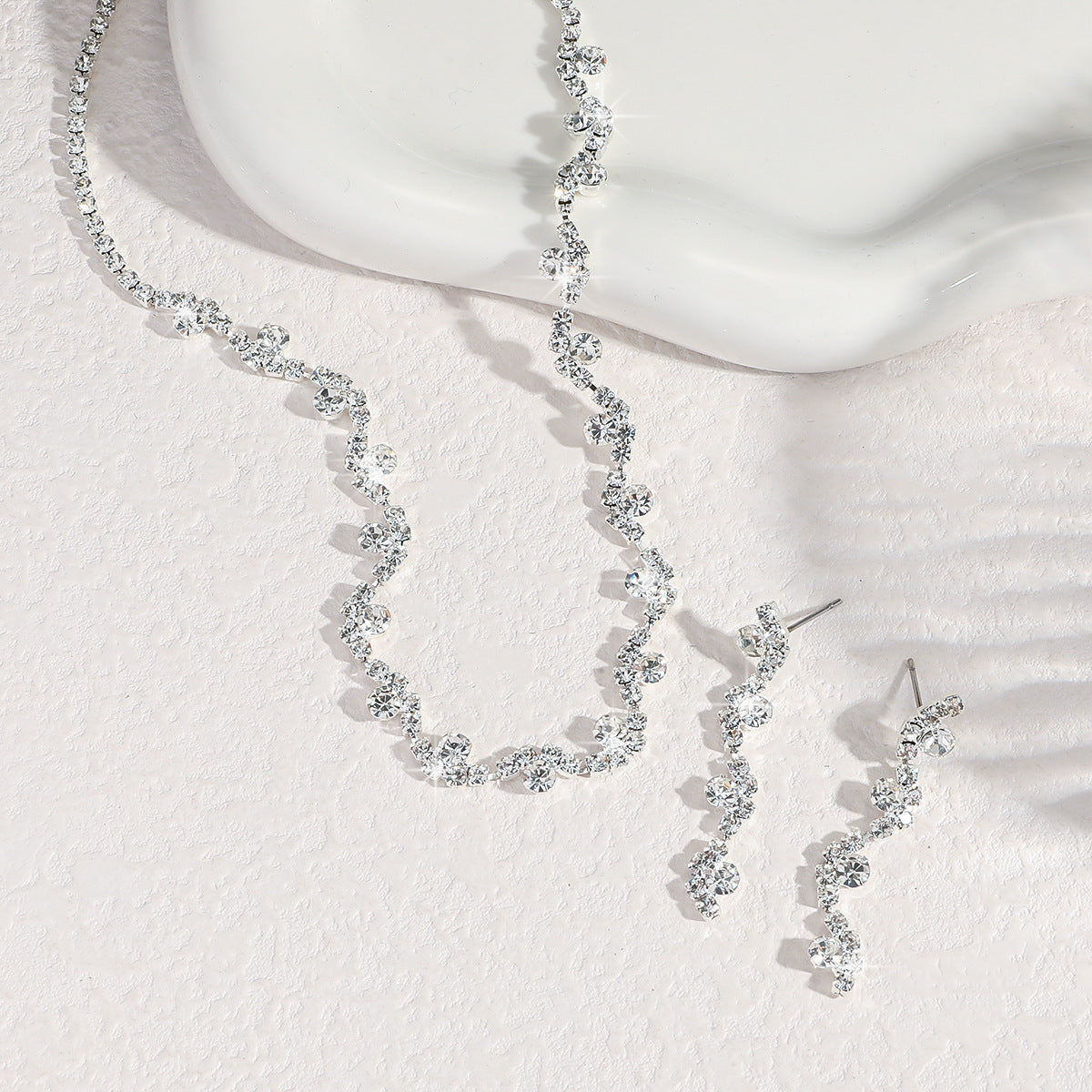 Collana con orecchini a bottone in strass elegante e alla moda, da donna