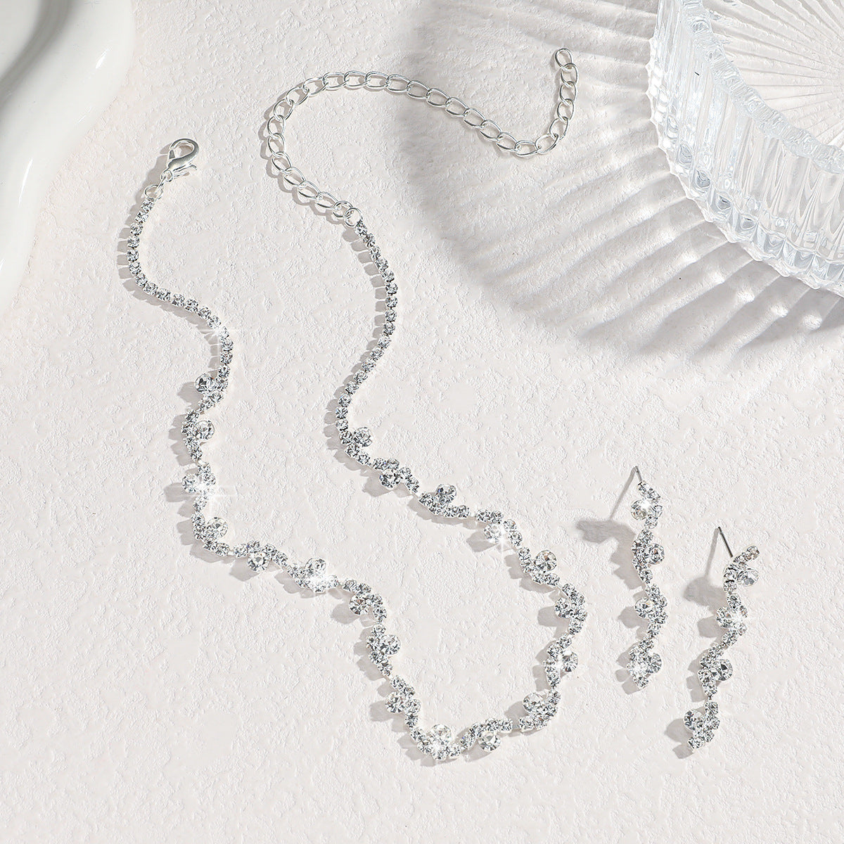 Collana con orecchini a bottone in strass elegante e alla moda, da donna