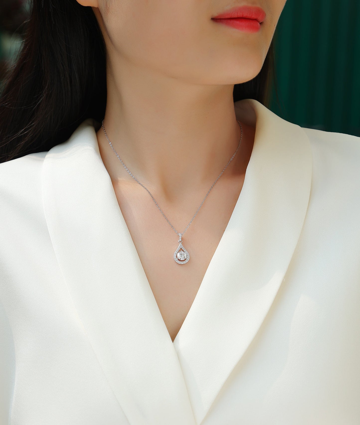 Ciondolo a cuore: un gioiello di diamanti alla moda e lussuoso