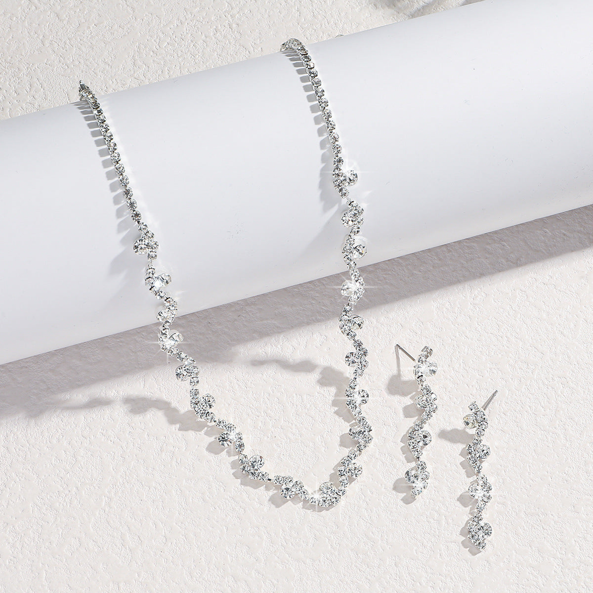 Collana con orecchini a bottone in strass elegante e alla moda, da donna