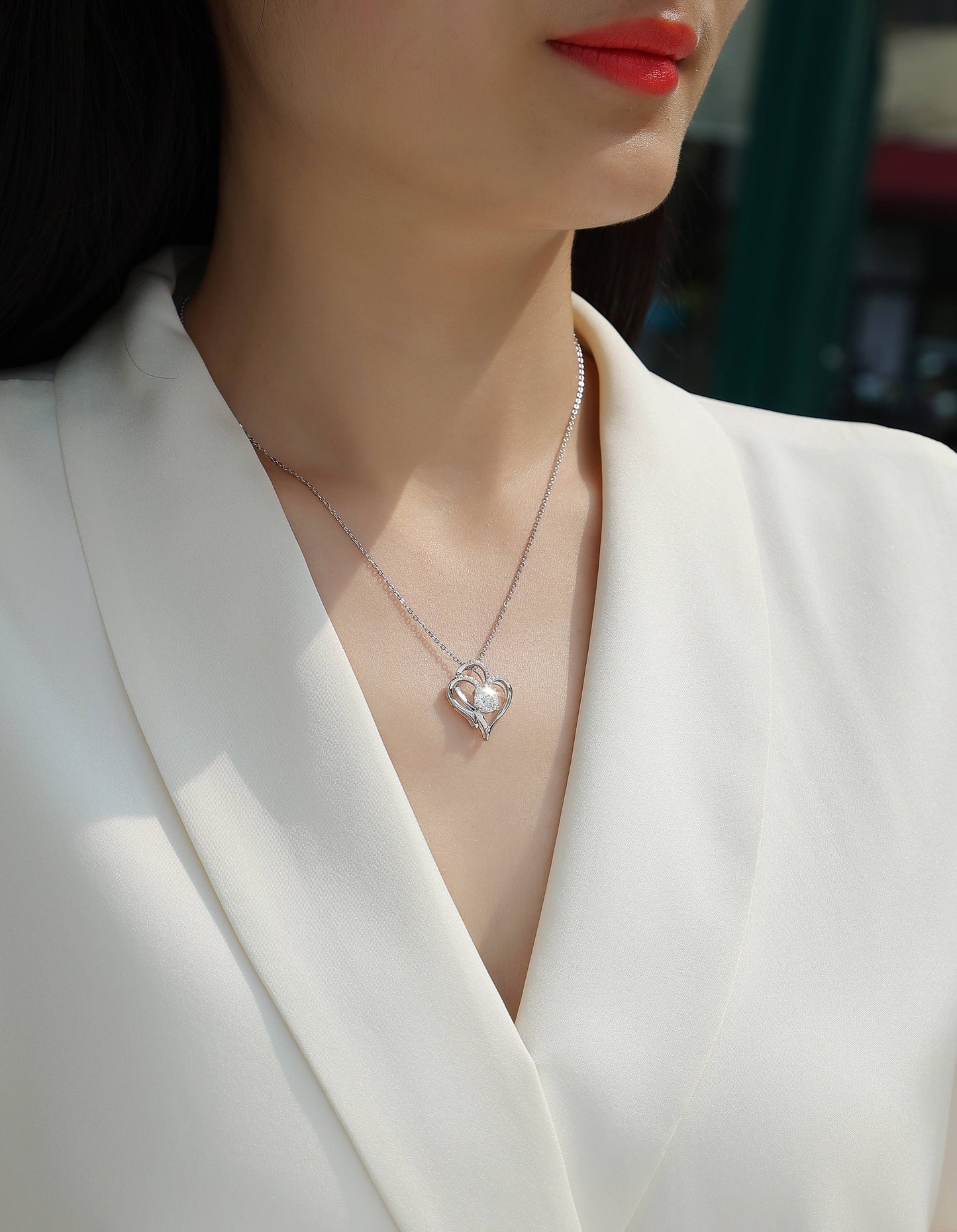 Cuore a cuore - Un ciondolo con diamanti alla moda e lussuoso...