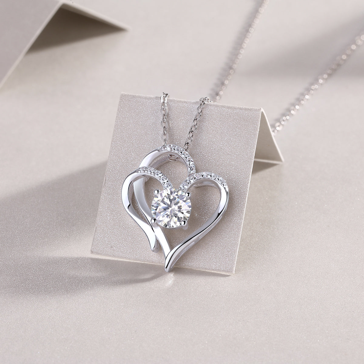 Cuore a cuore - Un ciondolo con diamanti alla moda e lussuoso...