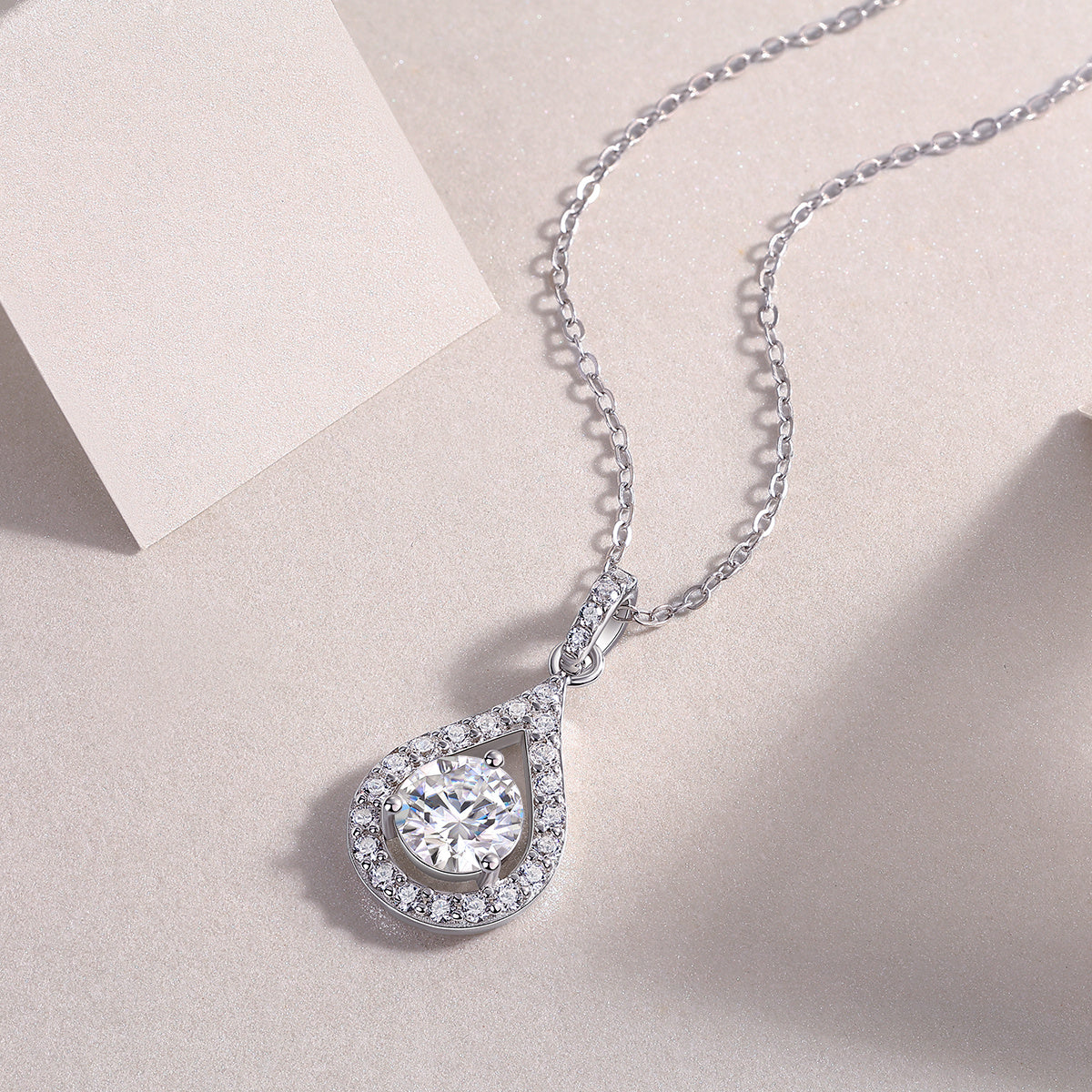 Ciondolo a cuore: un gioiello di diamanti alla moda e lussuoso