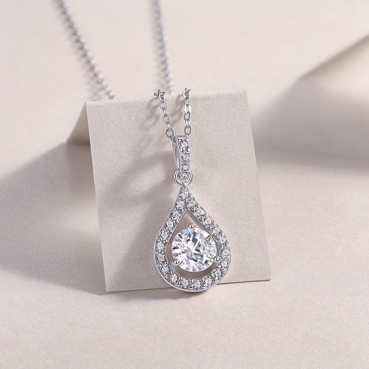 Ciondolo a cuore: un gioiello di diamanti alla moda e lussuoso