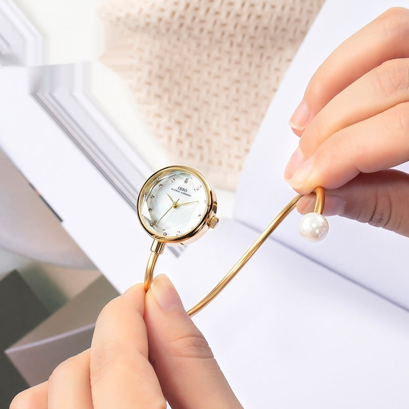 Orologio da donna con bracciale e superficie a conchiglia e perla