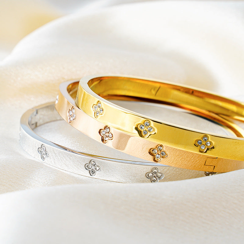 Braccialetto europeo e americano con quadrifoglio e diamanti