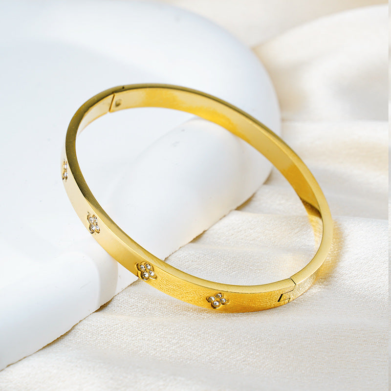 Braccialetto europeo e americano con quadrifoglio e diamanti