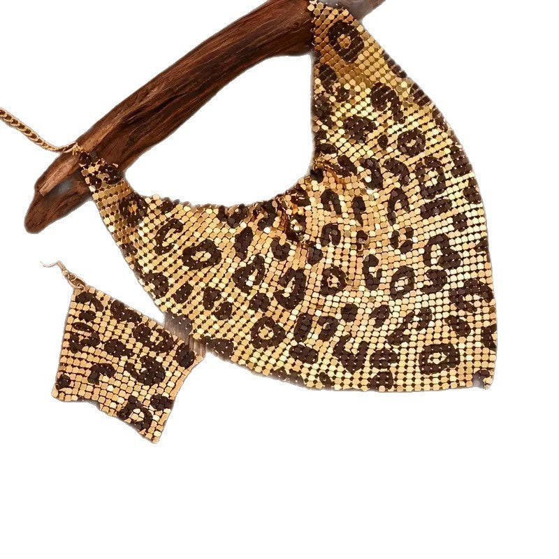 Collana con colletto e orecchini con paillettes in seta di Oumei Liang